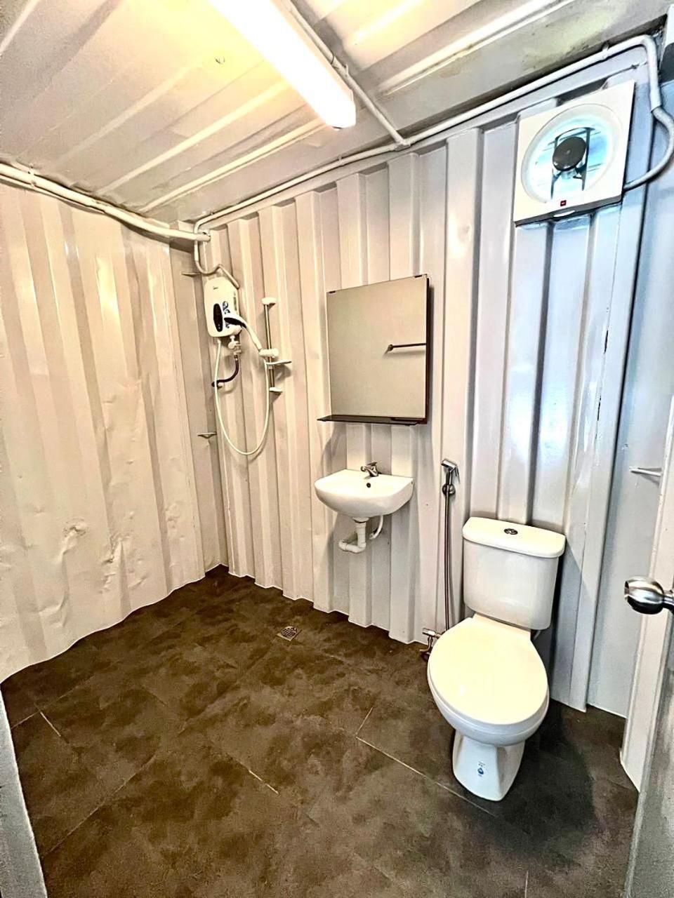 The Cozytainer Hotel Тайпинг Екстериор снимка